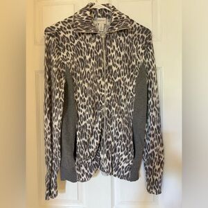 Chico’s Zenergy Grey Animal Print Sweater Size 0/S